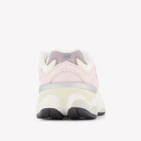 New Balance IV9060 Unisex Sneakers in Licht Roze