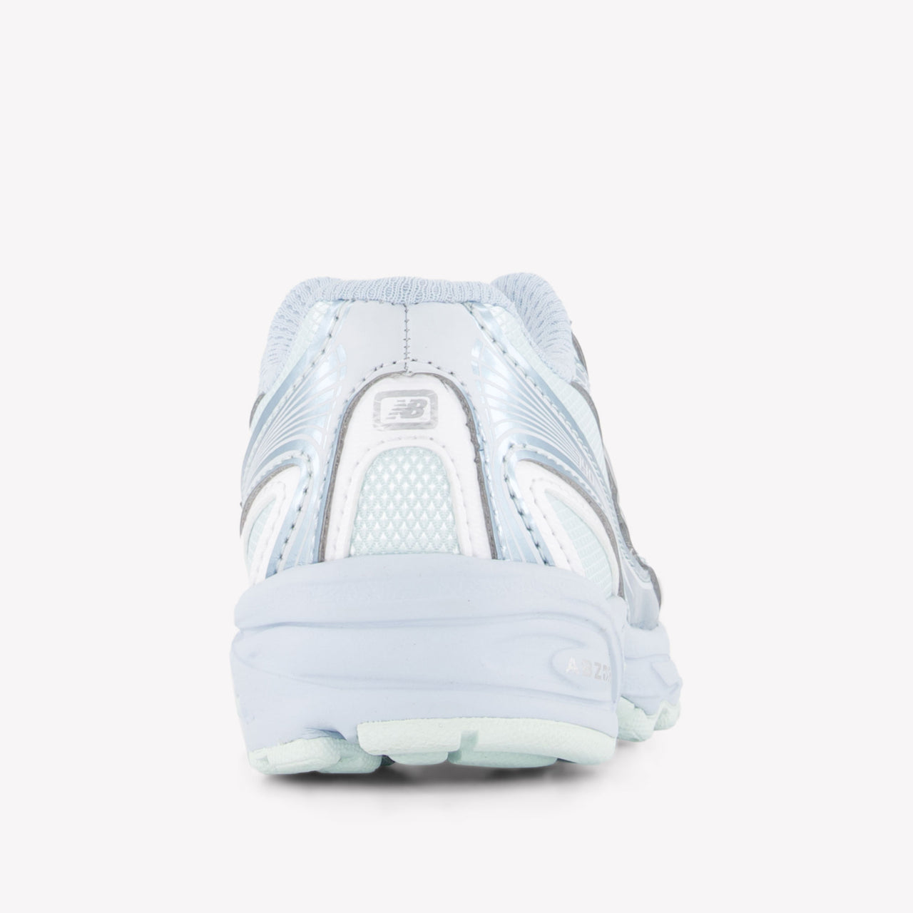 New Balance P740 Unisex Sneakers in Licht Blauw